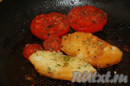 Картофель и помидоры обжаривать с каждой стороны по 3-5 минут.

