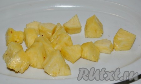 Нарезать ананас некрупными кусочками в виде треугольников.