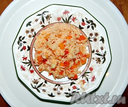 Взрыхлить слегка готовый рис с помощью вилки и можно раскладывать по тарелкам.