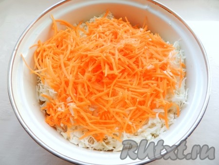 Морковь натереть на терке или в кухонном комбайне.