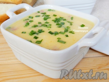 Сытный, вкусный сырный суп с охотничьими колбасками готов.
