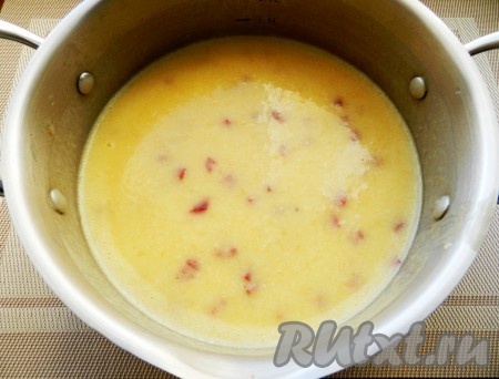 В горячий суп добавить нарезанные колбаски, затем порциями выложить сыр, перемешать, чтобы сыр полностью растворился. Немного прогреть, посолить, поперчить по вкусу и снять с огня. Подавать сразу же.
