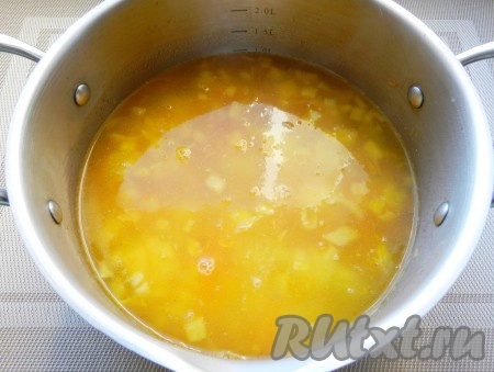Влить 1 литр воды, довести до кипения и варить на медленном огне до готовности картофеля.
