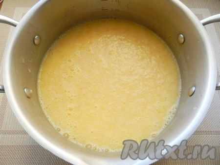 С помощью блендера  пюрировать суп и снова довести до кипения.