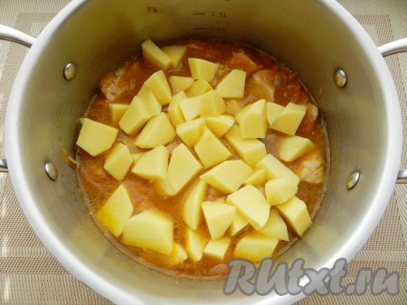 Картофель очистить, нарезать кубиками и добавить в кастрюлю.