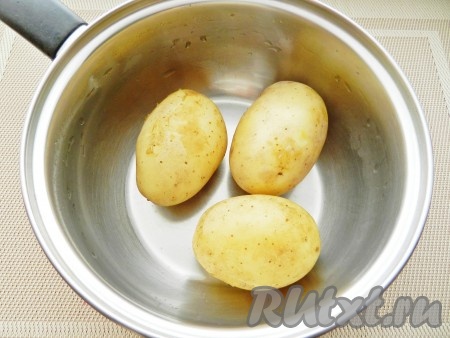 Картофель отварить в кожуре, остудить и очистить.