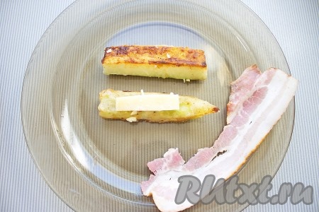 Сыр нарезать также небольшими брусочками. Взять по 2 кусочка кабачка, между ними положить кусочек сыра, обернуть беконом.
