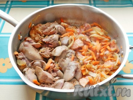 Затем выложить в сковороду печень. Обжаривать печень с луком и морковью, пока сок, выделяющийся из печени, не станет прозрачным. Это около 7-8 минут. В конце приготовления добавить пропущенный через пресс чеснок. Переложить печень с луком и морковью в другую посуду, накрыть, чтобы сохранить ее теплой.