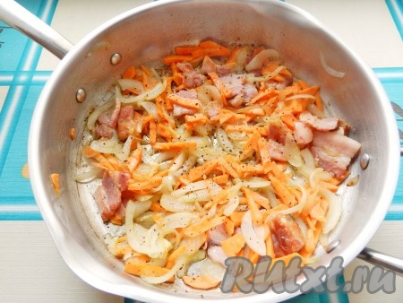 Лук нарезать тонкими полукольцами, морковь тонко нашинковать или натереть на крупной терке. Лук и морковь обжарить в сковороде со свиной грудинкой до прозрачности. Посолить и поперчить.