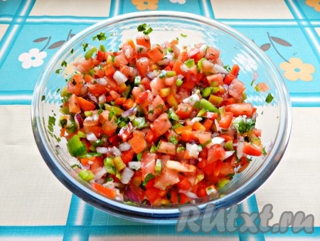 Соединить все составляющие салата, добавить мелко нарезанную петрушку, посолить, поперчить, перемешать. Полить салат приготовленной заправкой (острый перец можно предварительно вытащить), еще раз перемешать.