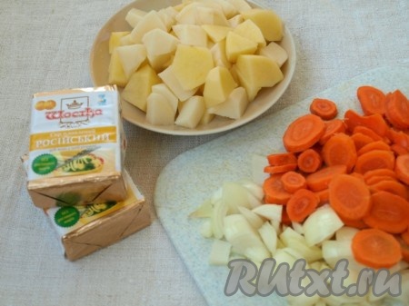 Кубиками нарезать лук и картофель, морковь порезать кружочками.
