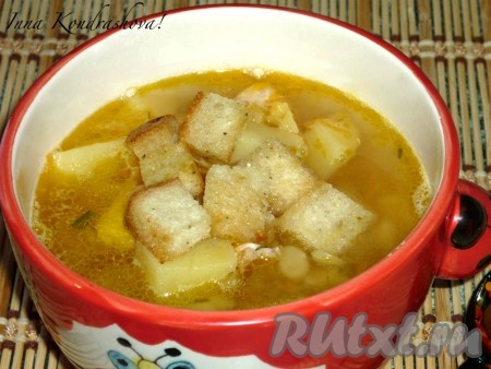 Приготовленный очень вкусный гороховый суп с копченостями разливаем по тарелкам, добавляем сухарики и подаём к столу.
