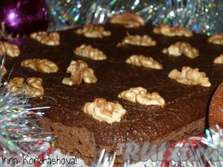 Вкусное шоколадное пирожное с пшеном, приготовленное без добавления муки, нарезаем на порционные кусочки и подаём к столу.