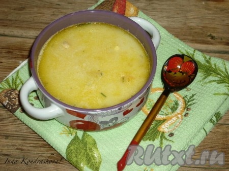 Сытный, со сливочным вкусом куриный суп с плавленным сыром готов. Можно разливать по тарелкам и подавать на стол.
