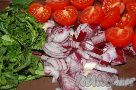 Ставим варить макароны (в соответствии с инструкцией на упаковке) и одновременно готовим овощи. Нам понадобятся нарезанные, как на фото, лук, помидоры и зелень.