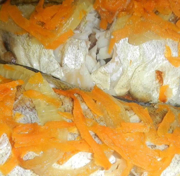 Минтай картофель морковь лук. Минтай в духовке с морковью и луком. Рыба минтай в духовке с морковью и луком. Филе минтая в духовке с морковью и луком. Минтай в духовке с картошкой морковью и луком.