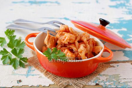 Фото рецепта Капуста тушёная с курицей и фасолью