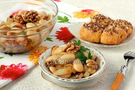 Фото рецепта Салат с фасолью и грецкими орехами