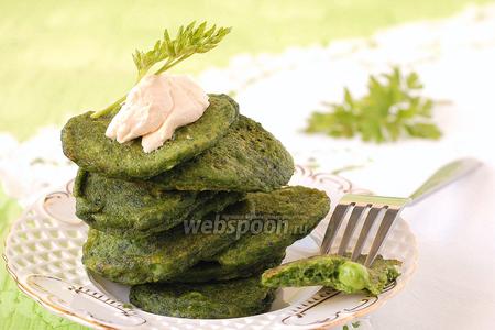 Фото рецепта Оладьи со шпинатом и зелёным горошком