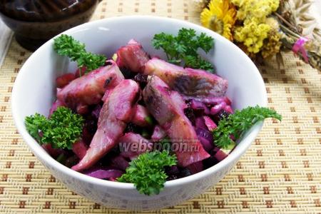 Фото рецепта Свекольный салат с сельдью и горошком