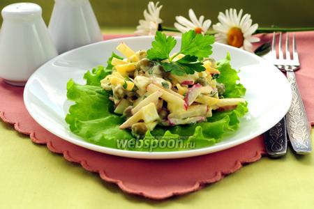 Фото рецепта Салат с сыром, редисом и зелёным горошком