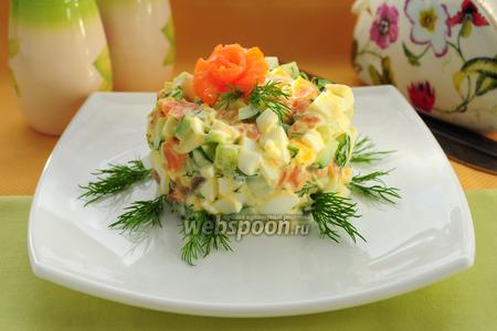 Фото рецепта Салат с сёмгой, яйцами и огурцами