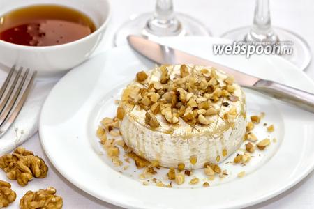 Фото рецепта Запечённый сыр Бри с грецкими орехами и мёдом