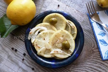 Фото рецепта Солёные лимоны с чесноком (экспресс-метод)