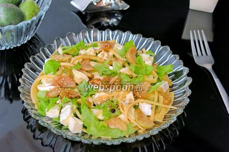 Фото рецепта Сырный салат с фейхоа