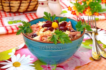 Фото рецепта Салат с красной фасолью, сыром и помидорами