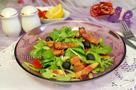 Фото рецепта Салат со шпинатом и поджаренной грудинкой
