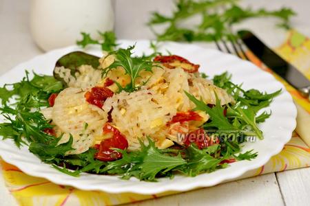 Фото рецепта Салат из дайкона с помидорами конфи