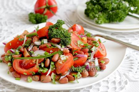 Фото рецепта Салат с помидорами и фасолью