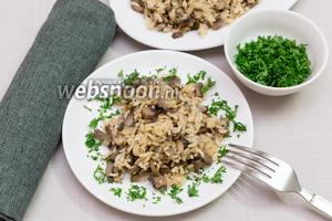 Фото рецепта Постный рис грибами и луком