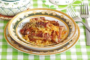 Фото рецепта Тушёная квашеная капуста со свиными рёбрышками в горшочках