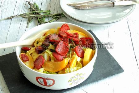 Фото рецепта Яблочно-капустный топф с сухой колбаской