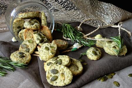 Фото рецепта Печенье с розмарином и тыквенными семечками