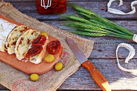 Фото рецепта Чиабатта с вялеными томатами и оливками (без замеса)