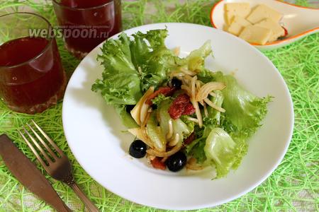 Фото рецепта Салат с копчёной грудинкой и зеленью