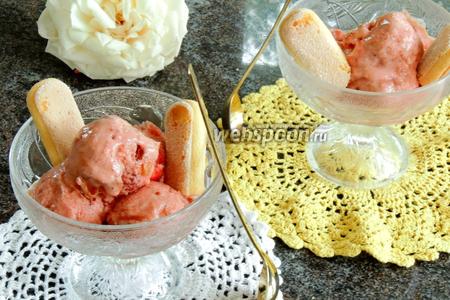 Фото рецепта Клубнично-ревенное йогуртное мороженое