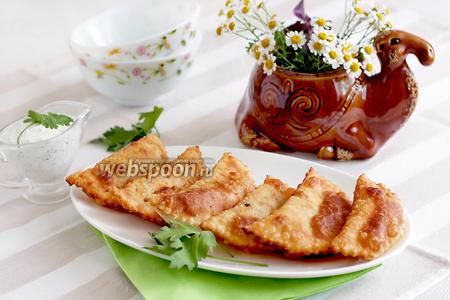 Фото рецепта Мини чебуреки с сыром и зеленью