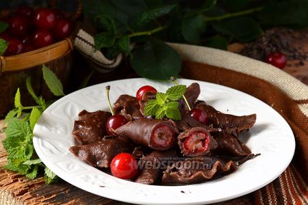 Фото рецепта Шоколадные вареники с вишней «Чёрный лес»
