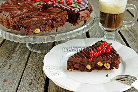Фото рецепта Брауни с вишней, фундуком и шоколадным кремю