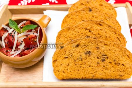 Фото рецепта Томатный хлеб с вялеными помидорами