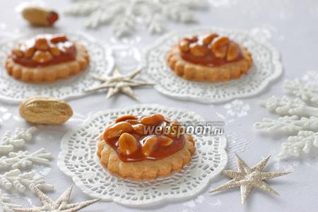 Фото рецепта Печенье ореховое с карамелью