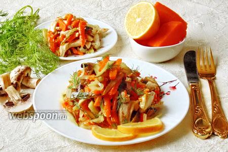 Фото рецепта Тёплый салат с курицей, тыквой и грибами