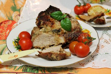 Фото рецепта Свинина в горчично-медовом маринаде с тимьяном в духовке