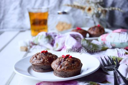 Фото рецепта Маффины-брауни с арахисом, малиной и годжи