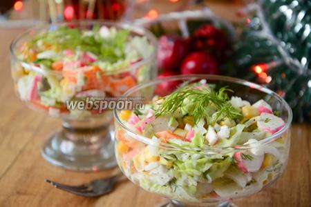 Фото рецепта Крабовый салат с пекинской капустой и болгарским перцем