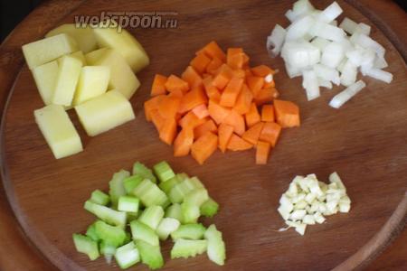 Мелко нарезать лук, сельдерей, чеснок, морковь и картошку.